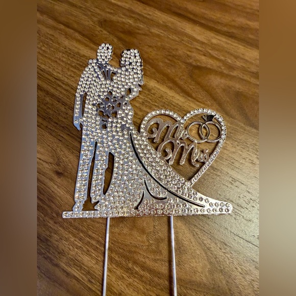 BNIP Sparkling Rhinestone and Silvertone Metal Wedding Cake Topper - Picture 3 of 6